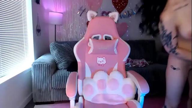 Image 3 of lucyyluvss Stream on Chaturbate on 13 months ago