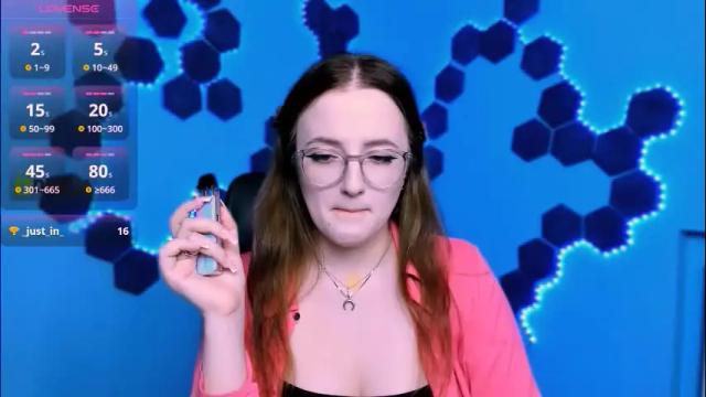 Image 2 of luna_berryy Stream on Chaturbate on 1 month ago