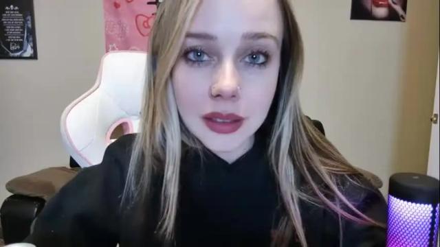 Image 3 of luna_lovelyy Stream on Chaturbate on 13 months ago