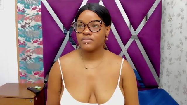 Image 4 of luna_lyon Stream on Chaturbate on 9 months ago