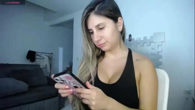 Image 2 of lunagardners Stream on Chaturbate on 2 months ago