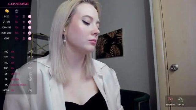 Image 7 of lunalovelyy_ Stream on Chaturbate on 13 months ago