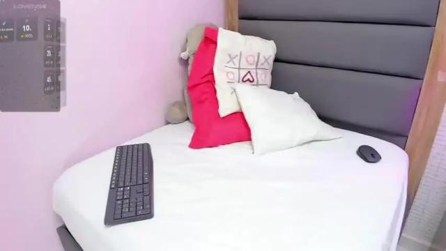 Image 2 of lunamarks Stream on Chaturbate on 15 months ago