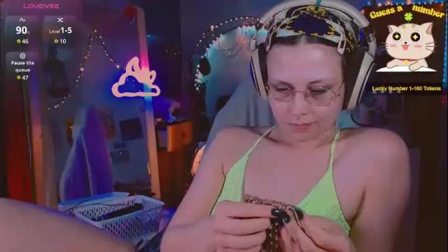 Image 2 of lunaoddity Stream on Chaturbate on 3 months ago