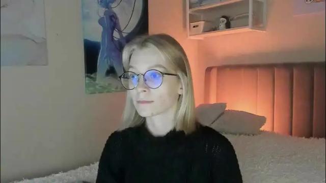 Image 2 of lunar_sofia Stream on Chaturbate on 1 month ago