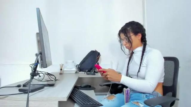Image 2 of lunatikaaa Stream on Chaturbate on 14 months ago