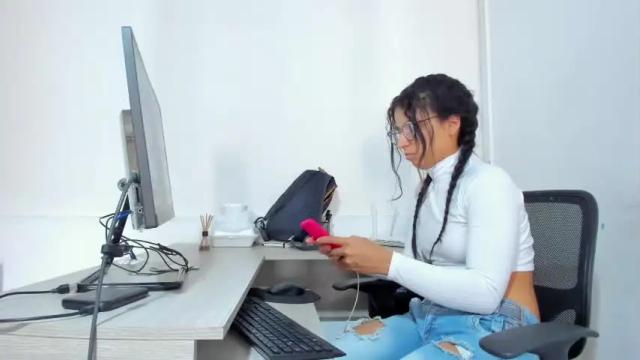 Image 3 of lunatikaaa Stream on Chaturbate on 14 months ago