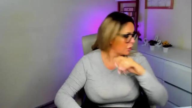 Image 2 of luxxx_diana Stream on Chaturbate on 2 months ago