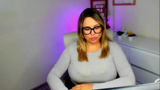 Image 3 of luxxx_diana Stream on Chaturbate on 2 months ago