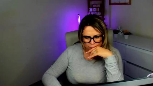 Image 4 of luxxx_diana Stream on Chaturbate on 2 months ago