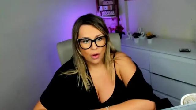 Image 2 of luxxx_diana Stream on Chaturbate on 2 months ago