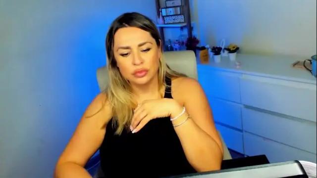 Image 3 of luxxx_diana Stream on Chaturbate on 1 month ago