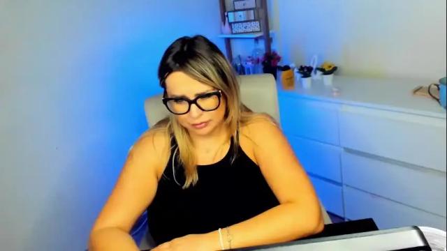 Image 4 of luxxx_diana Stream on Chaturbate on 1 month ago
