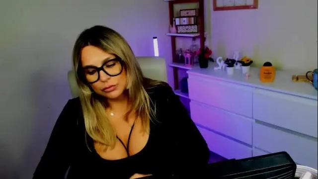 Image 11 of luxxx_diana Stream on Chaturbate on 1 month ago