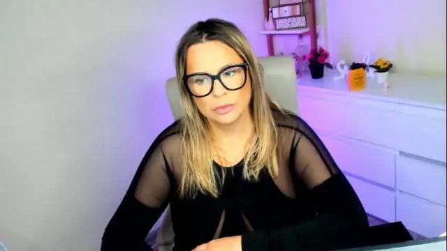 Image 2 of luxxx_diana Stream on Chaturbate on 1 month ago