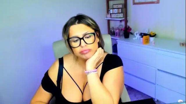 Image 2 of luxxx_diana Stream on Chaturbate on 1 month ago