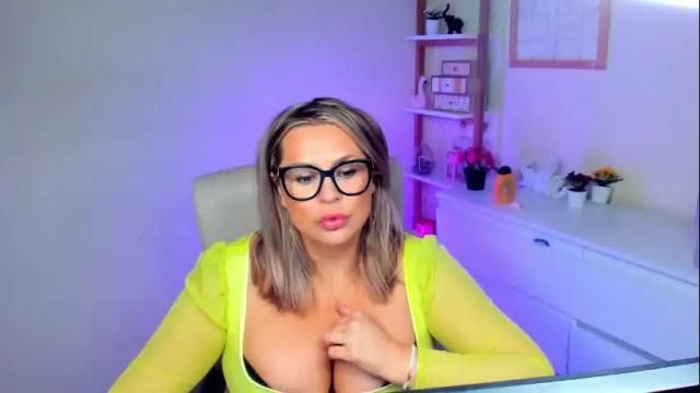 Image 3 of luxxx_diana Stream on Chaturbate on 1 month ago