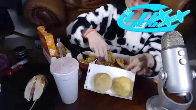 Image 12 of luxxxthefox Stream on Chaturbate on 17 months ago