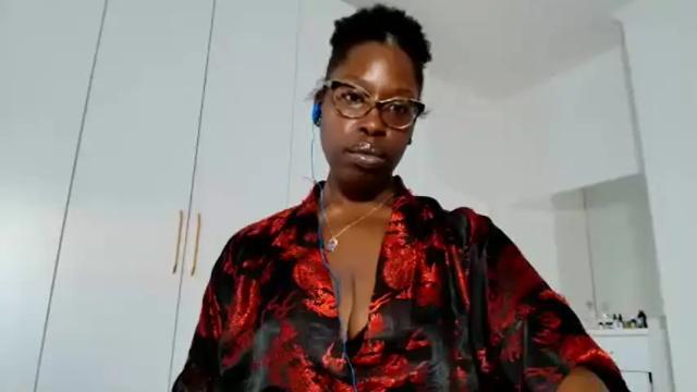 Image 8 of madamindigo Stream on Chaturbate on 6 months ago