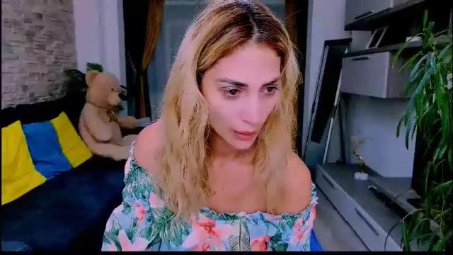 Image 2 of madyeroberts Stream on Chaturbate on 26 days ago