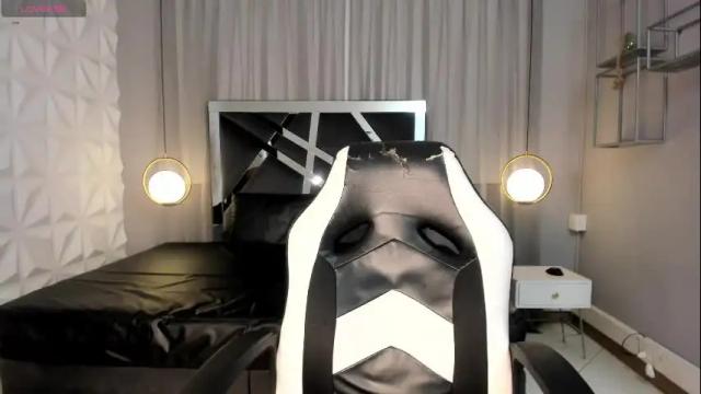 Image 4 of magic_scarlet Stream on Chaturbate on 2 months ago