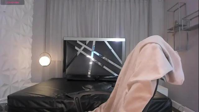 Image 4 of magic_scarlet Stream on Chaturbate on 17 days ago