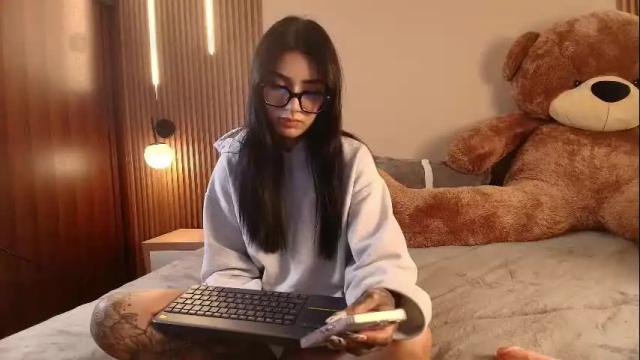 Image 3 of magic_scarlet Stream on Chaturbate on 16 days ago