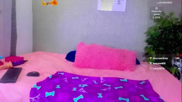 Image 4 of maia_goldenn Stream on Chaturbate on 27 days ago