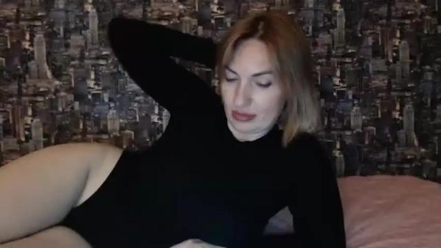 Image 3 of mallinia Stream on Chaturbate on 12 months ago