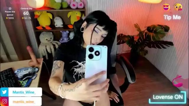 Image 3 of mantis_wine Stream on Chaturbate on 5 months ago