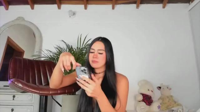 Image 2 of marihana_one1 Stream on Chaturbate on 14 months ago