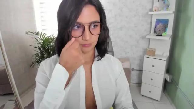 Image 6 of martiiinaa_ Stream on Chaturbate on 3 months ago