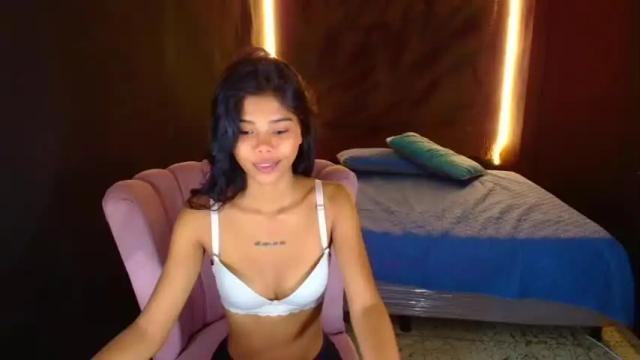 Image 2 of martina_cross Stream on Chaturbate on 14 months ago