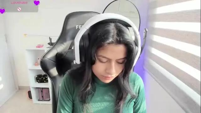 Image 2 of martinnaa__ Stream on Chaturbate on 1 month ago