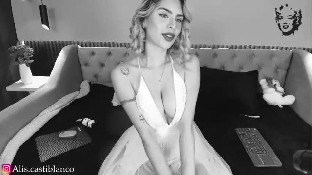 Image 4 of mayli_xx Stream on Chaturbate on 3 months ago