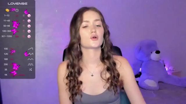 Image 12 of me_elfiee Stream on Chaturbate on 19 months ago