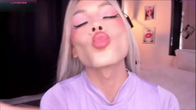 Image 2 of megan_do_santos Stream on Chaturbate on 12 days ago