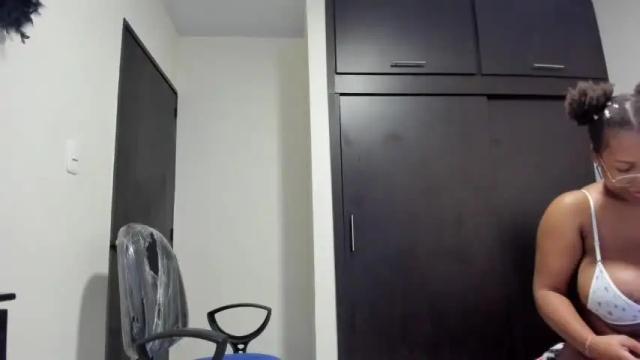 Image 12 of meganhotxx2 Stream on Chaturbate on 16 months ago