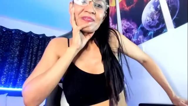 Image 3 of melannia_hills Stream on Chaturbate on 13 days ago
