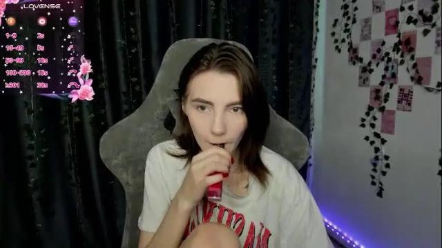 Image 12 of mell_kitty Stream on Chaturbate on 1 month ago