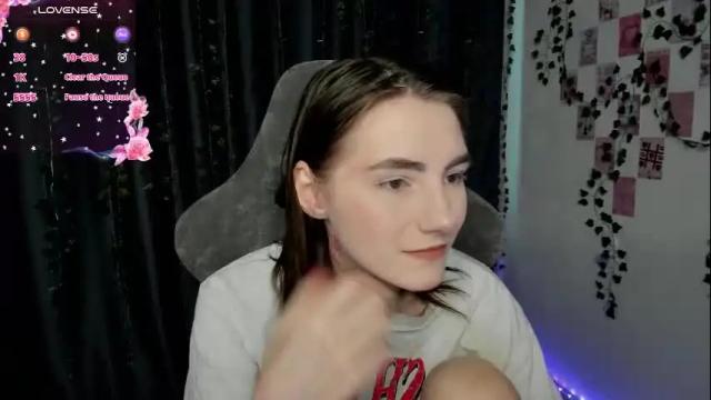 Image 2 of mell_kitty Stream on Chaturbate on 1 month ago