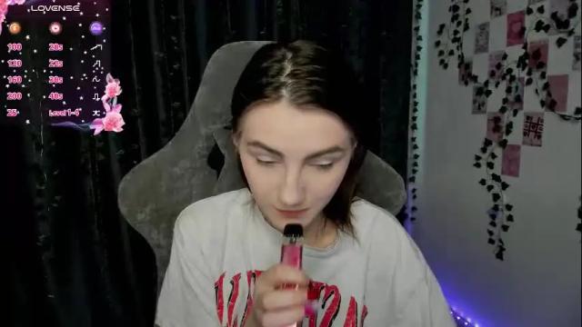 Image 8 of mell_kitty Stream on Chaturbate on 1 month ago