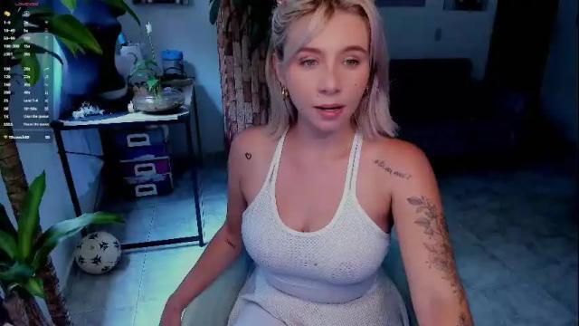 Image 11 of melodypetitex Stream on Chaturbate on 26 days ago