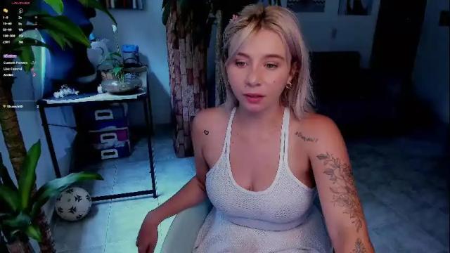 Image 8 of melodypetitex Stream on Chaturbate on 26 days ago