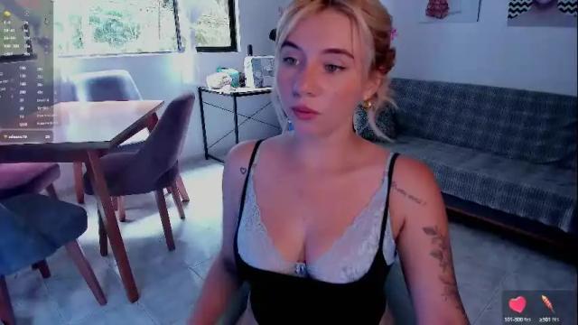 Image 11 of melodypetitex Stream on Chaturbate on 8 days ago