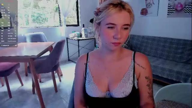 Image 12 of melodypetitex Stream on Chaturbate on 8 days ago