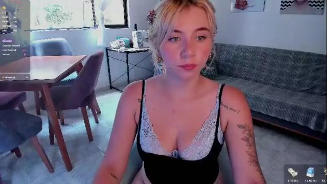 Image 8 of melodypetitex Stream on Chaturbate on 8 days ago