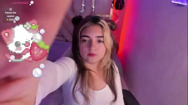 Image 12 of meraki_fraise Stream on Chaturbate on 21 days ago