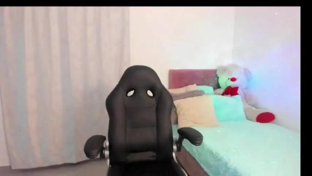 Image 3 of mia_199912 Stream on Chaturbate on 2 months ago
