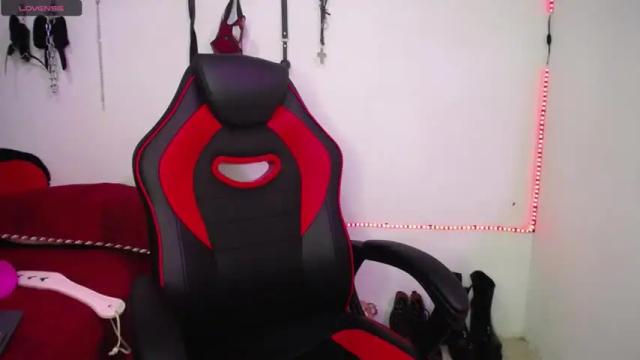 Image 2 of mia_boobs_19 Stream on Chaturbate on 16 months ago